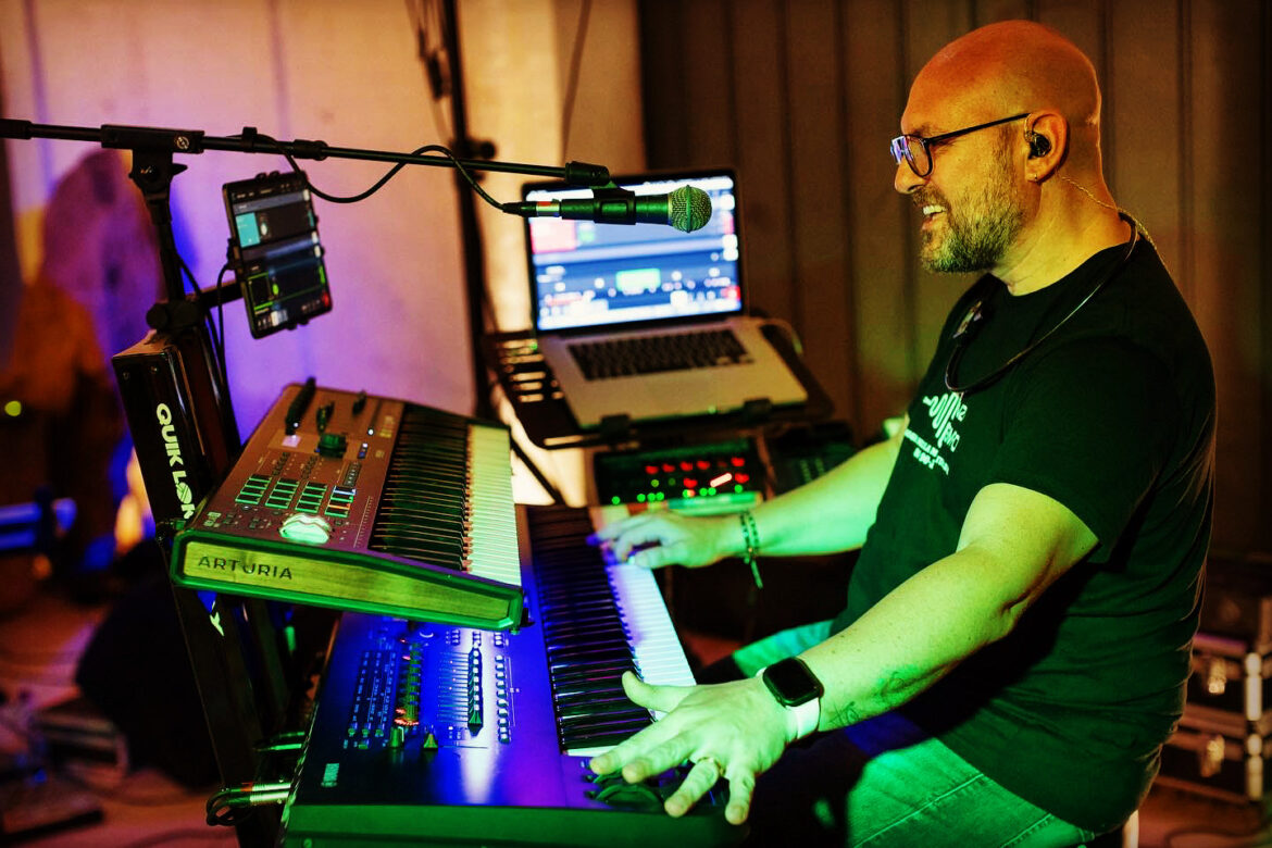 Marco Burattini durante una sua performance live
